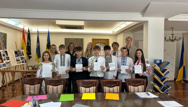 Українці за кордоном долучилися до написання Радіодиктанту національної єдності