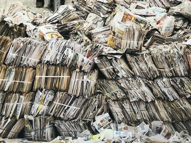 Старі газети та коробки можуть принести гроші: скільки платять за кілограм макулатури