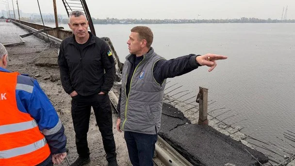 Влучання в інфраструктуру метро на Південному мосту.  / © Віталій Кличко/Тelegram