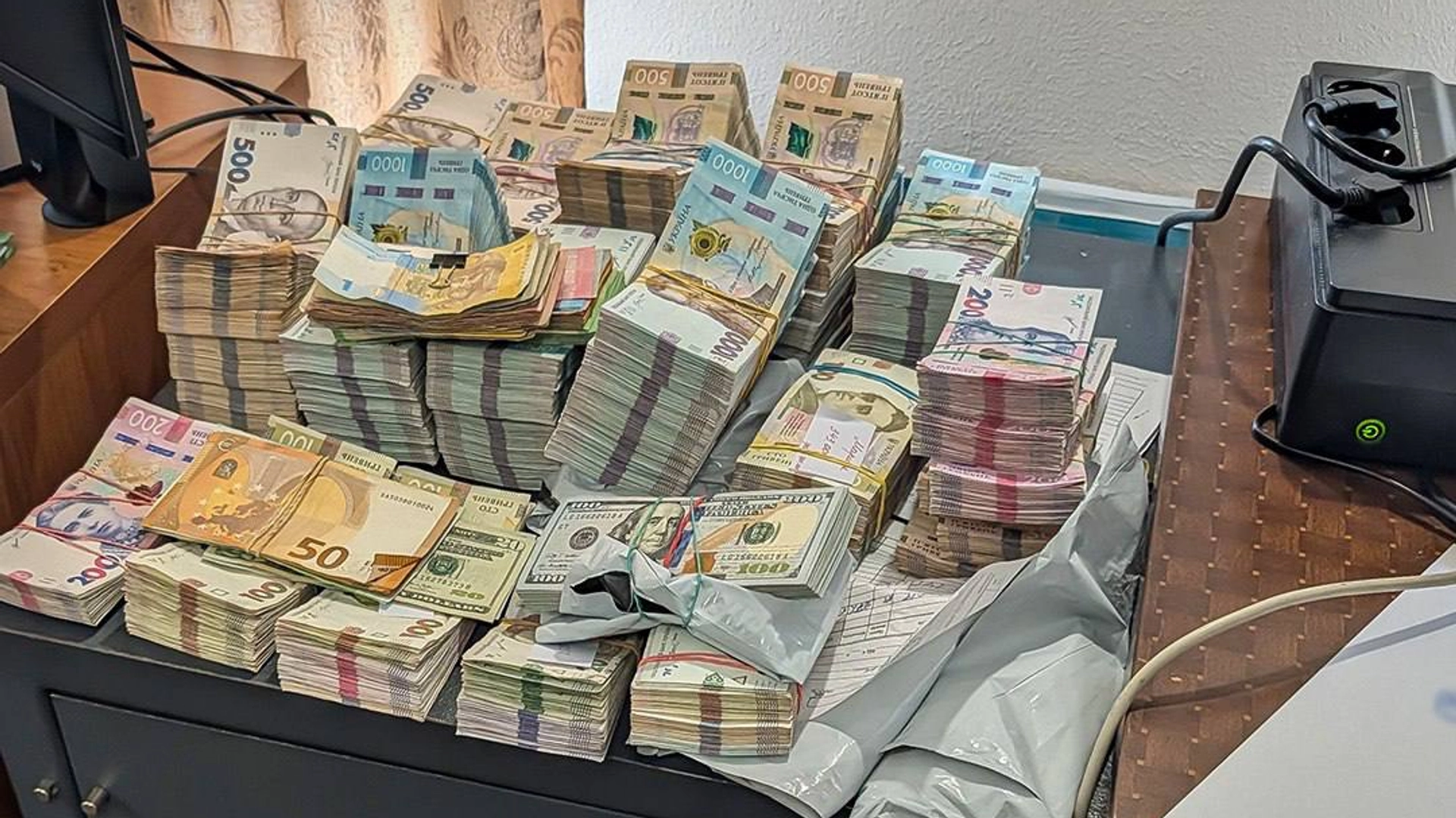 Дроблення бізнесу через 130 ФОПів: БЕБ змусило мережу магазинів сплатити податки