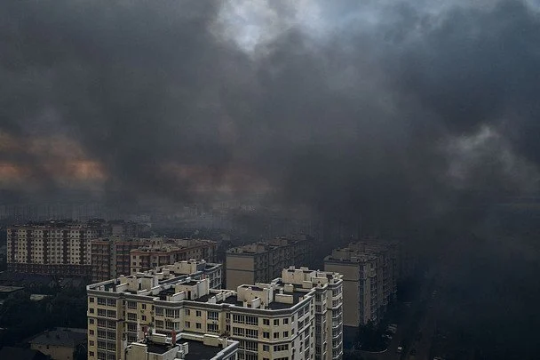 Посеред дня РФ вдарила по великому обласному центрі: у Мережі повідомляють про перебої зі світлом