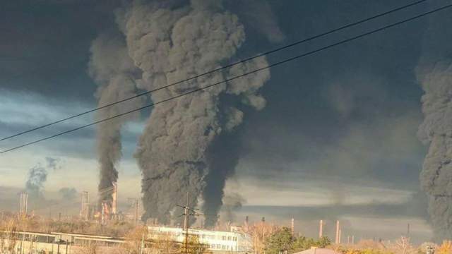Завіса з чорного диму: ЗМІ показали супутникові знімки Новокуйбишевського НПЗ після атаки
