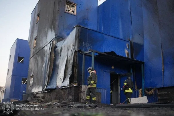 РФ накрила Запоріжжя: влучили у торговельний об’єкт, почалася пожежа (фото)