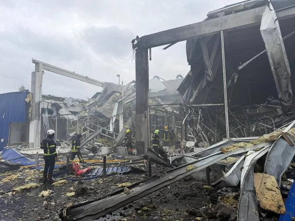 Росіяни посеред дня вдарили по гіпермаркету "Метро" на заході України – перші деталі і фото