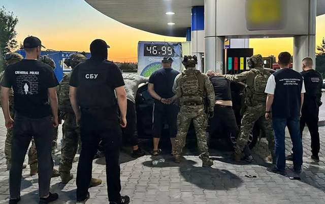 Крах "схеми" виїзду ухилянтів: автомобіль прикриття, долари та крипта не допомогли