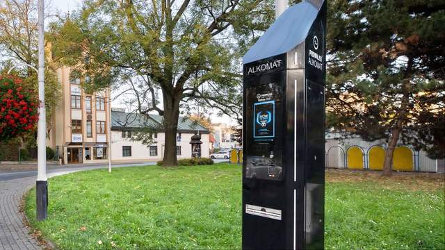 Алкомати самообслуговування: сусіди вулицях встановили для водіїв платні алкотестери