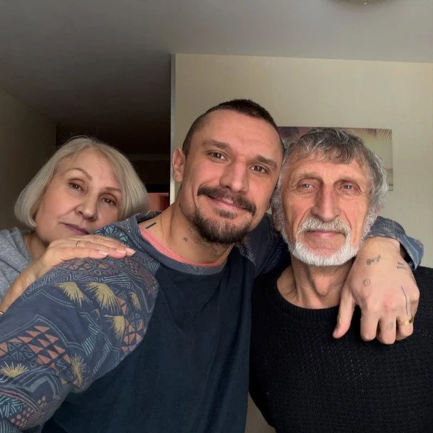 Тарас Цимбалюк відправив батьків за кордон і показав їхню щасливу подорож: "Татусь в захваті"