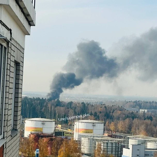 Дим піднімається в районі московського аеропорту «Шереметьєво».