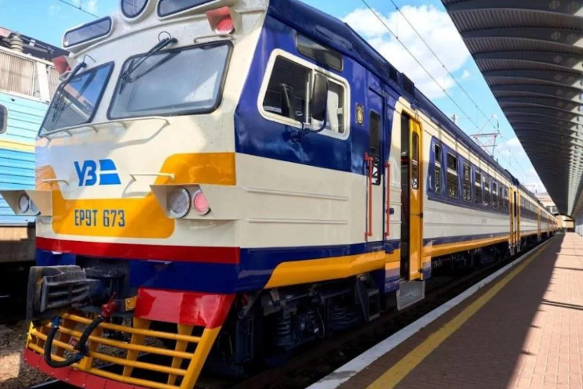 Після масованої атаки в Києві запускають додаткові рейси: як їздитимуть поїзди та автобуси