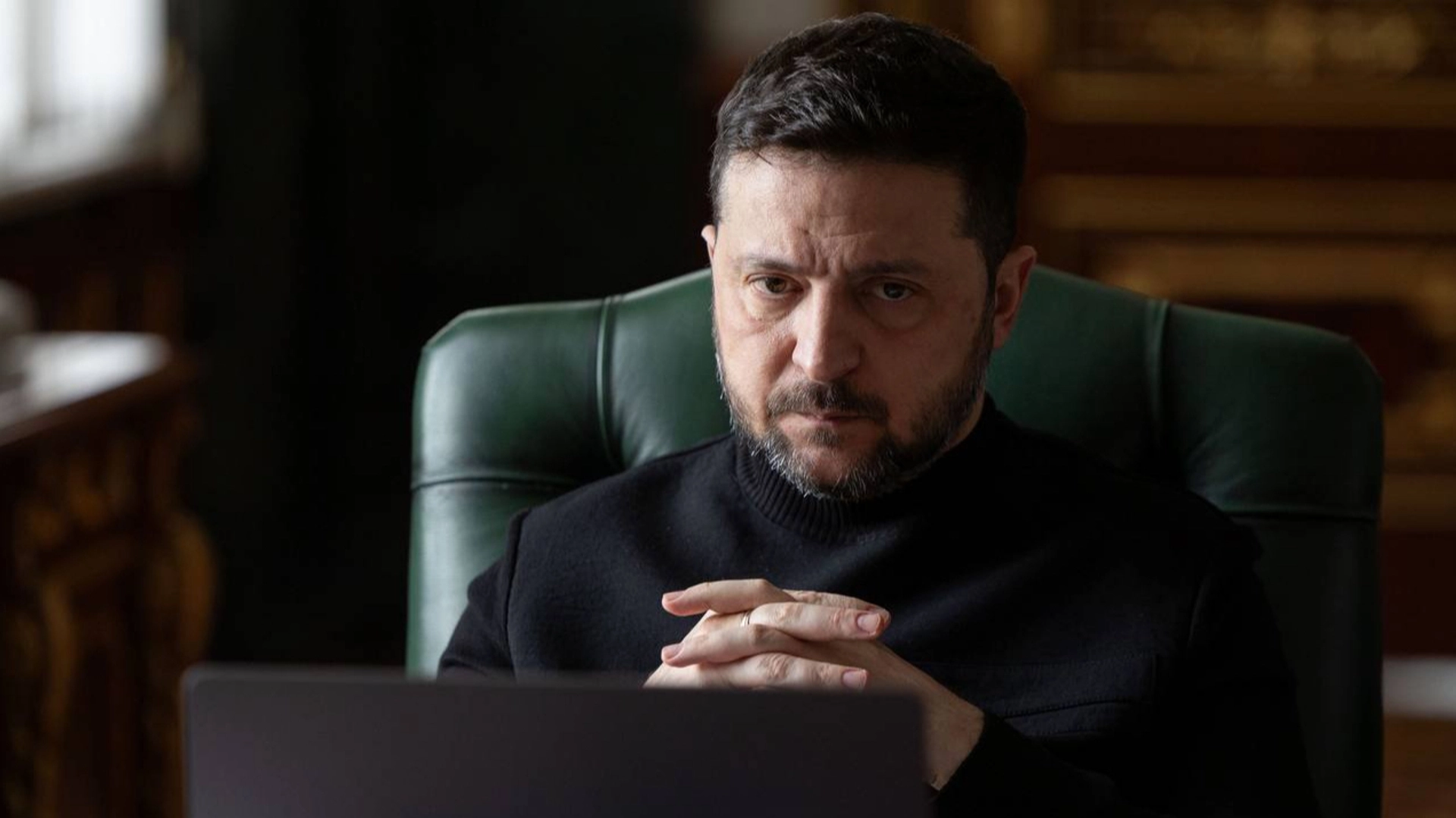 Зеленський підписав закони про податок на посилки та доходи з онлайн-платформ