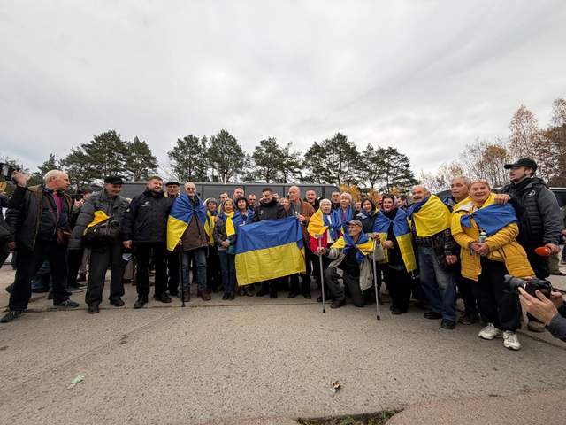 Після евакуації з Олешок українці перетнули кордон на Чернігівщині: щемливі кадри зустрічі