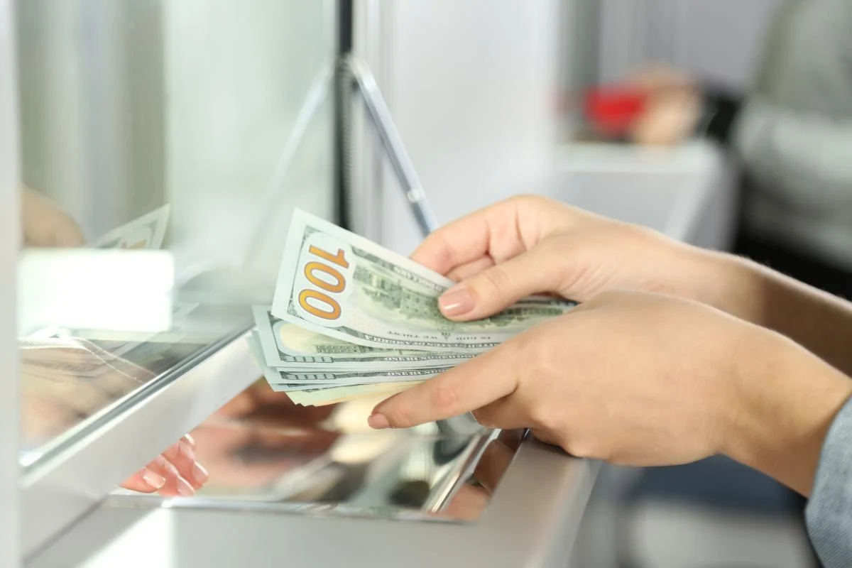 Скільки коштують 100 доларів у "ПриватБанку": актуальний курс валют на п’ятницю