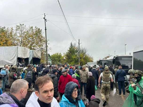 Евакуація з окупованих Олешок закінчилася: сотні людей повернулися до України