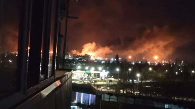 "Понад 2500 кілометрів від кордону": дрони атакували НПЗ у російському Омську