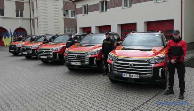 Прикарпатські рятувальники отримали партію автомобілів від Південної Кореї