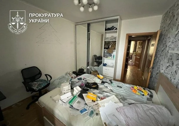 Обшук у квартирі звинувачуваного / © Київська міська прокуратура
