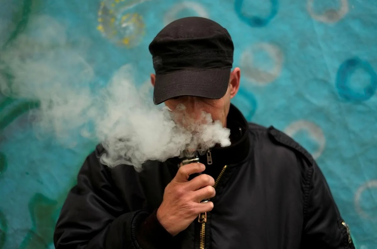 Мережа вейп-шопів UVAPE кидає виклик прем’єр-міністру, – журналіст