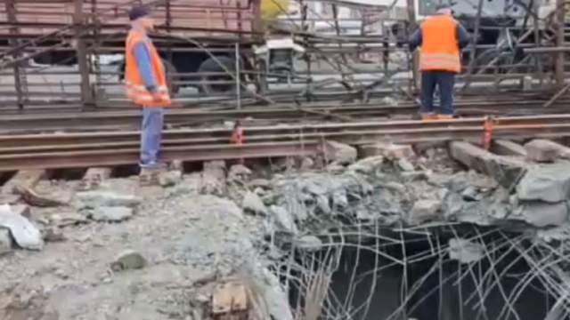 Величезна вирва від балістики: як виглядає пошкоджений Південний міст у Києві
