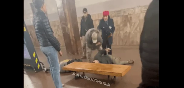 Бійка в метро у Києві: люди у формі повалили пасажирів на перон (відео)