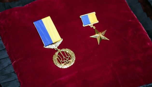 Зеленський присвоїв звання Героя України ще шістьом захисникам, п’ятьом з них - посмертно