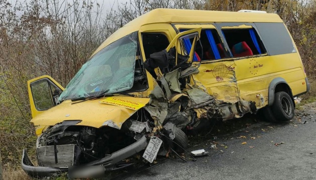 На Тернопільщині зіткнулися авто і автобус, одна людина загинула, дев'ятеро травмовані