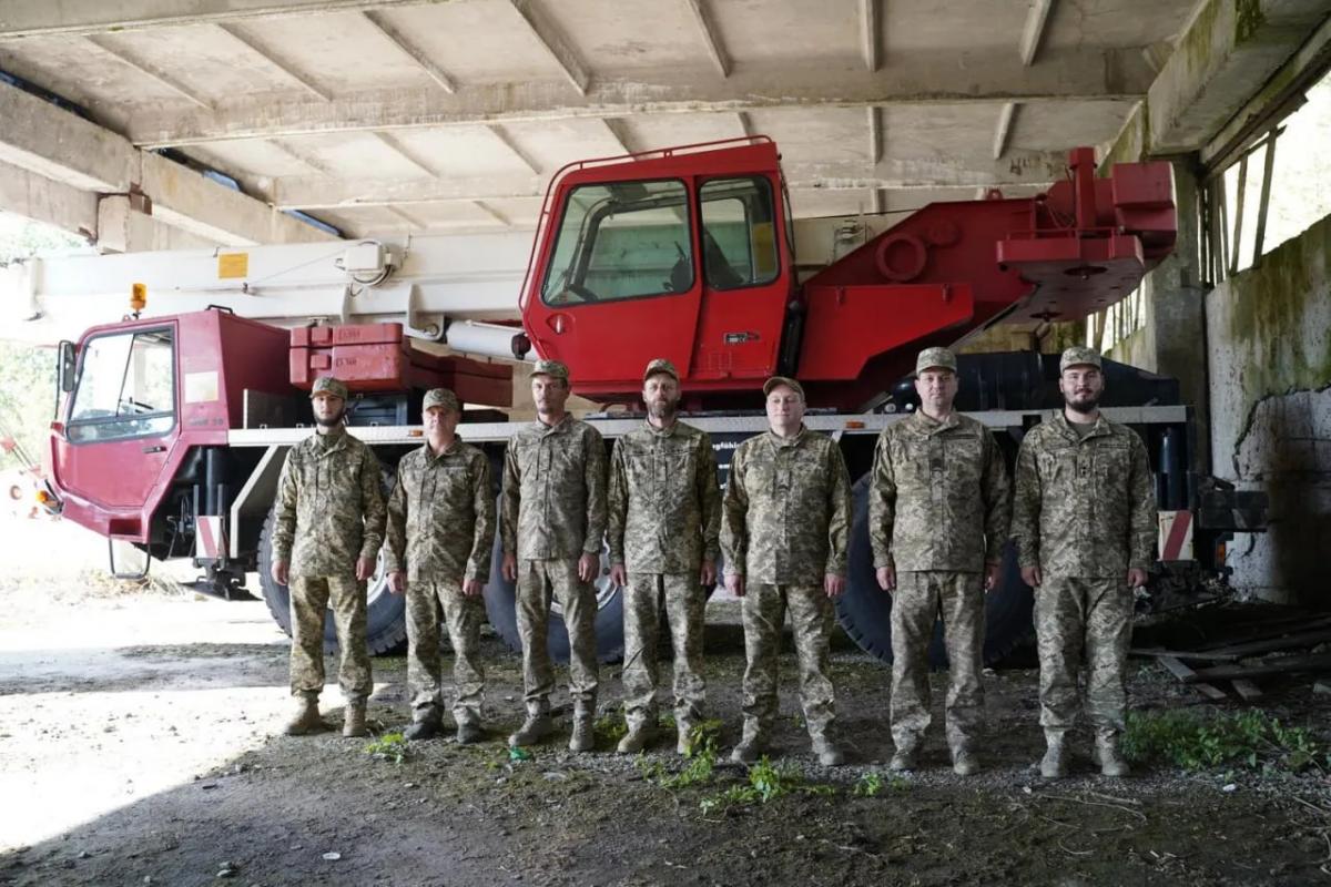 Для евакуації та ремонту важкої техніки: "Сталевий фронт" Ріната Ахметова передав 157-й ОМБр тягач і 40-тонний кран