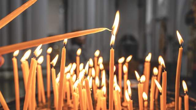 Священник ПЦУ сказав, чи є гріхом запалити свічку в храмі без молитви