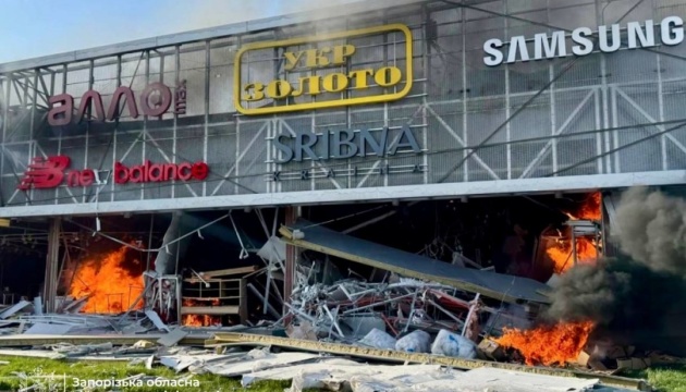Військові РФ повторно вдарили по торговельному центру у Запоріжжі