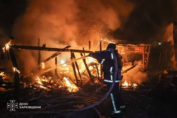 Росіяни вгатили по житлових будинках — почалися пожежі (фото)