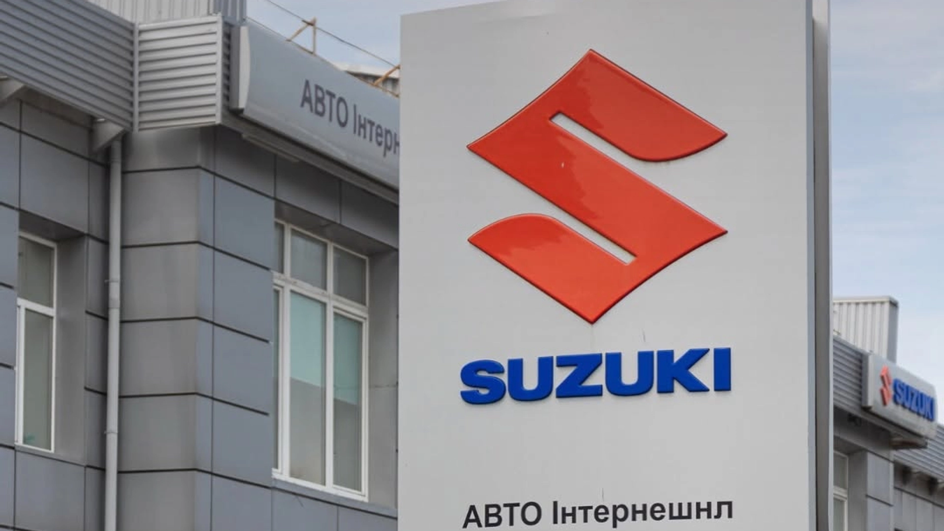 Наслідки атаки на Київ: пошкоджено салони дилера SUZUKI