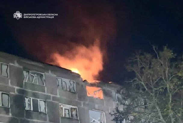 Горить весь 5-й поверх: РФ вдарила дроном по гуртожитку ПТУ в Дніпрі — що відомо про наслідки