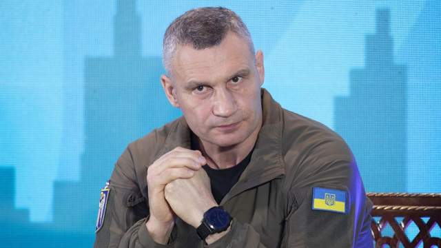 Нових скляних зупинок місто не встановлює, фото з мережі – єдина вціліла на Лук'янівці, – Кличко