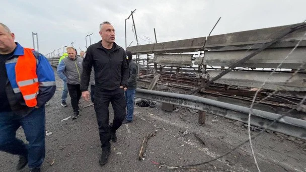 Влучання в інфраструктуру метро на Південному мосту.  / © Віталій Кличко/Тelegram