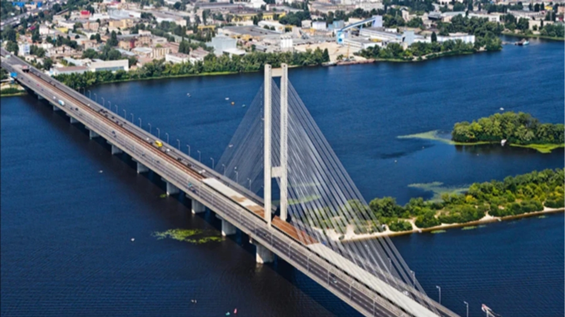 Київ додає більше автобусів та рейсів електрички через удар по Південному мосту