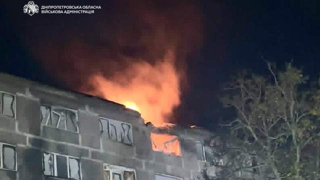 Росіяни вдарили дроном по гуртожитку в Дніпрі: на верхньому поверсі спалахнула пожежа