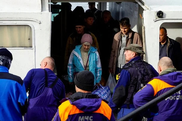 З окупованих Олешків до України повертаються сотні людей: що для них готують на кордоні