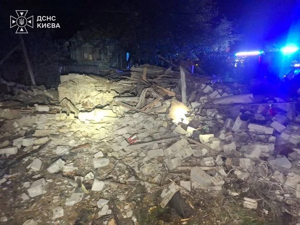Росіяни завдали удару по Оболонському району Києва.