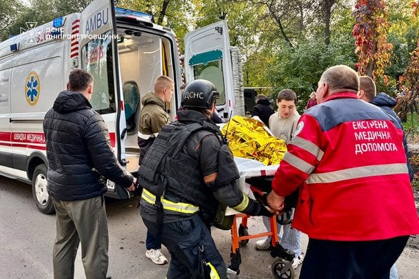 РФ посеред дня вдарила по місту в Україні: багато поранених, пошкоджені будинки, палає пожежа (фото)