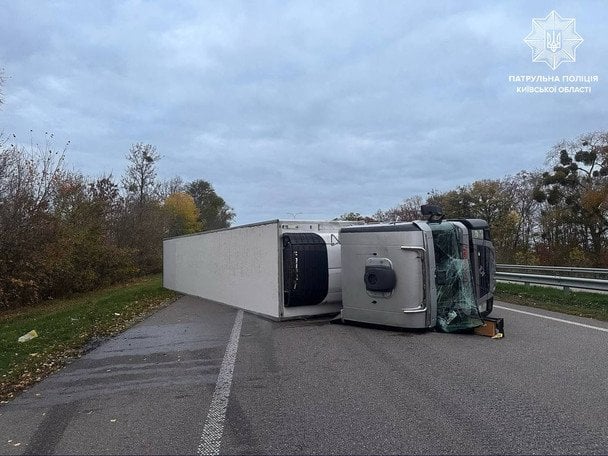 Перекинута ввантажівка на трасі біля Яготина Київської області / © Патрульна поліція Київської області / Facebook
