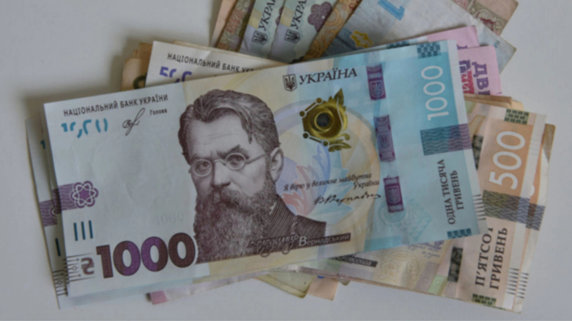 Нардепи відмовилися обмежити зарплати держслужбовцям до 80 тисяч