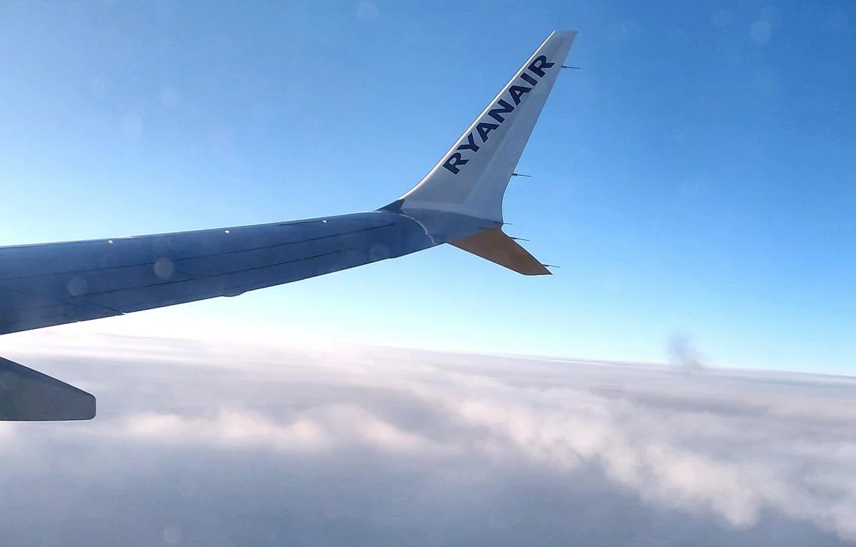 Сильний вітер зірвав посадку Ryanair у Британії: літак опинився в Іспанії